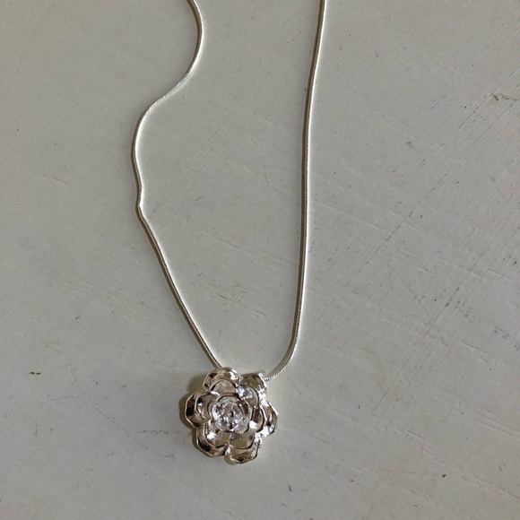 925 Stamped Sterling Silver Dainty Feminine Romantic Rose Pendant Neckla…‎ - Picture 6 of 8